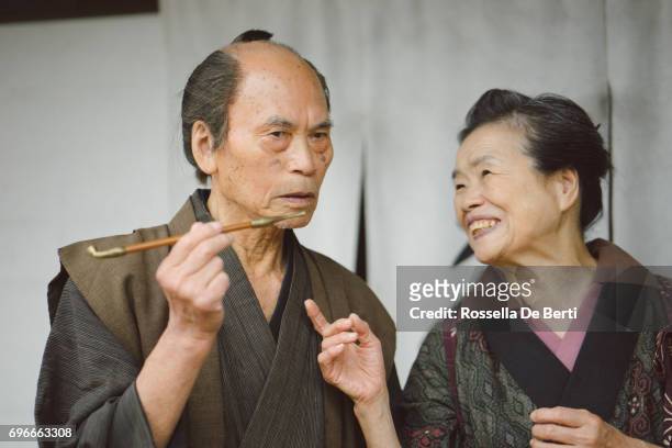 retrato de una pareja japonesa en vieja aldea de japón, periodo edo - edo period fotografías e imágenes de stock