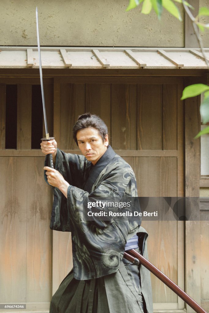 Samurai-Krieger in traditionellen japanischen Dorf