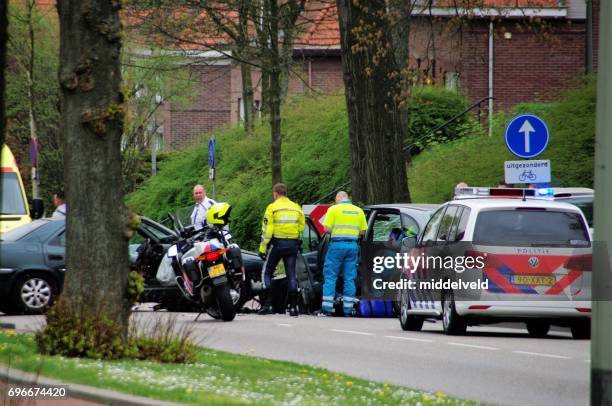 autounfall in der stadt - motorradpolizist stock-fotos und bilder