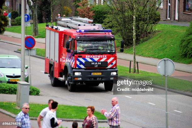 ankommende feuerwehr - motorradpolizist stock-fotos und bilder