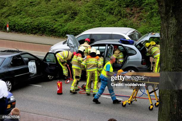 auto-ongeluk in de stad - ambulance nederland stockfoto's en -beelden