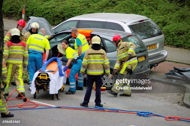 autounfall in der stadt - motorradpolizist stock-fotos und bilder