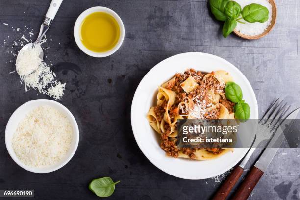 italian pasta pappardelle bolognese - tagliatelle foto e immagini stock