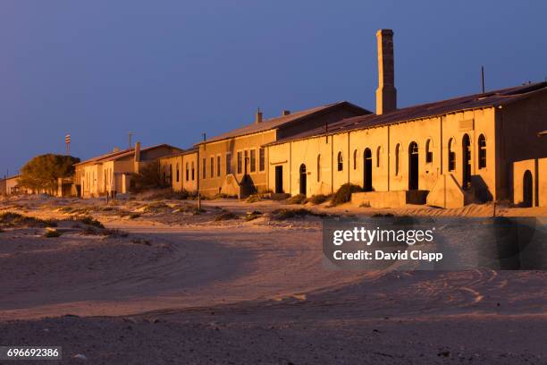 kolmanskop in evening light in namibia - kolmanskop namibia photos et images de collection