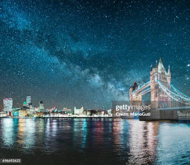 londra sotto le stelle - stazione di monument londra foto e immagini stock