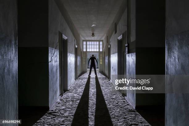 kolmanskop, luderitz in namibia - kolmanskop namibia photos et images de collection