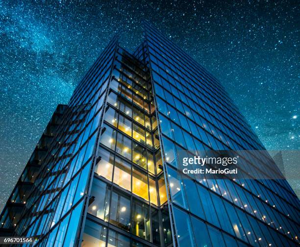 office building bei nacht - skyscraper stock-fotos und bilder