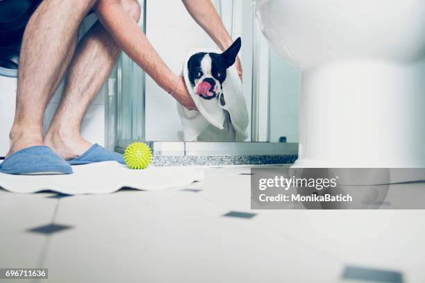 na de douche - feet lick stockfoto's en -beelden