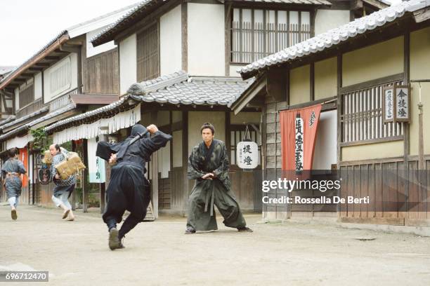 ninja e samurai guerreiros lutando na tradicional aldeia japonesa - samurai - fotografias e filmes do acervo