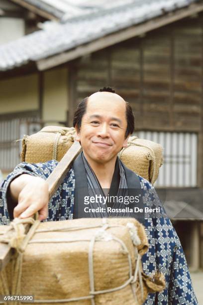japanse man die zijn handel goederen vervoeren, edo periode dorp - edoperiode stockfoto's en -beelden