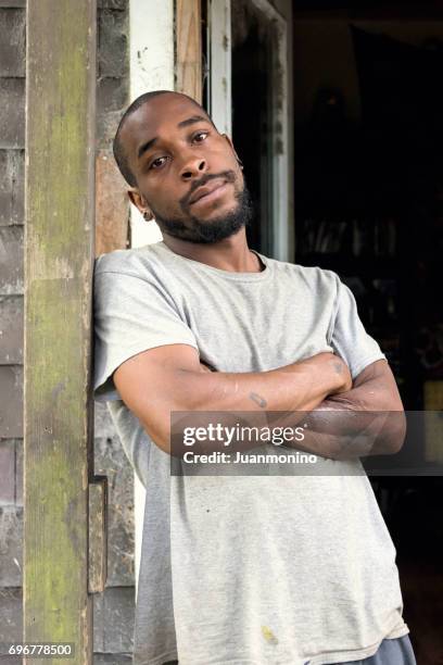 ernstige afro caribische jongeman - jamaicaanse etniciteit stockfoto's en -beelden