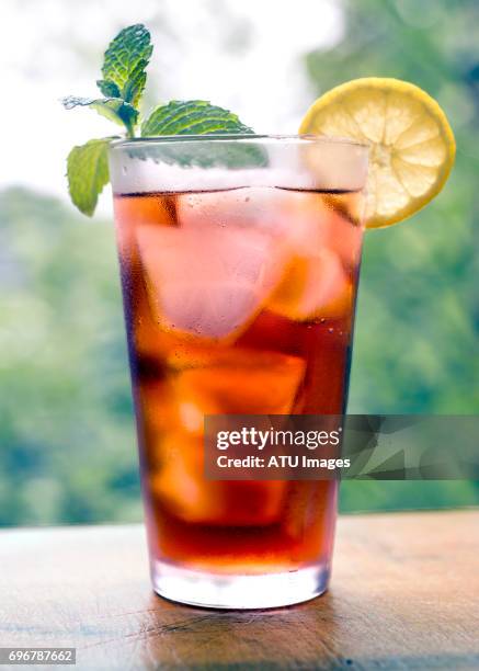 iced tea outside - frozen drink stock pictures, royalty-free photos & images