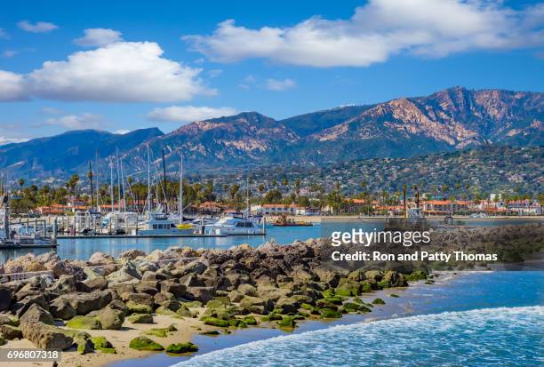 santa barbara marina küste wellenbrecher mit sportboote, ca - california stock-fotos und bilder