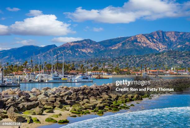 dique de costa de santa barbara marina con embarcaciones de recreo, ca - condado de santa bárbara fotografías e imágenes de stock