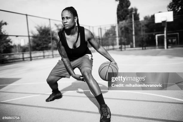 jugador de baloncesto femenina feroz - dribbling sport fotografías e imágenes de stock