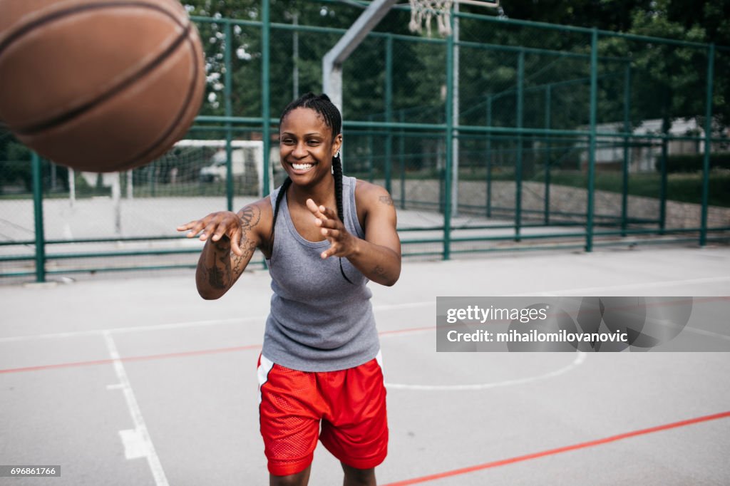 女子バスケット ボール プレーヤーがボールを投げる
