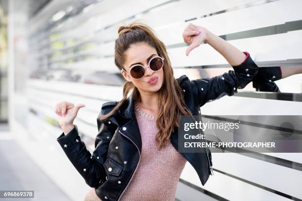 moderne vrouw - leather jacket stockfoto's en -beelden