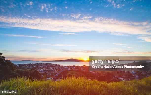 sunrise over rangitoto island view from mt victoria, devonport, auckland. - auckland bildbanksfoton och bilder