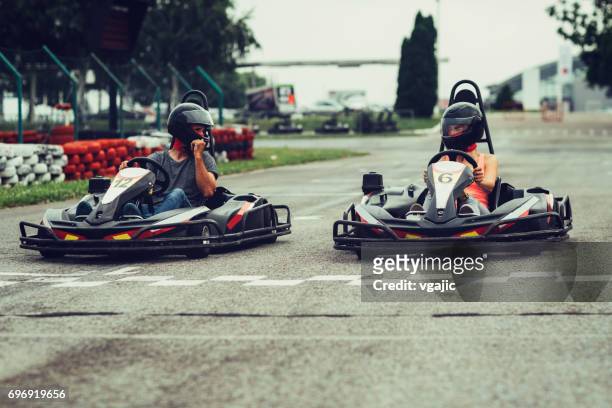 familie gokarts - car racing stock-fotos und bilder