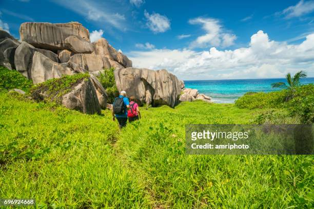 senioren nemen op de wereld, wandelen op tropisch eiland - seychelles stockfoto's en -beelden