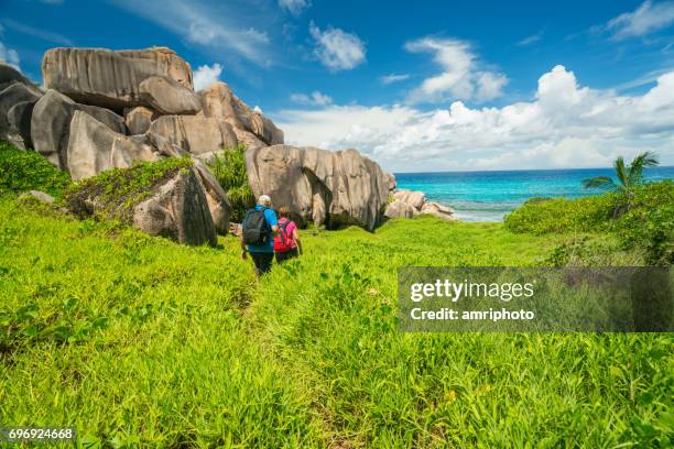 老年人以世界，在熱帶島嶼上徒步旅行 - seychelles 個照片及圖片檔