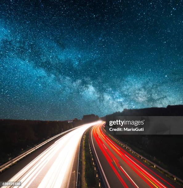 highway bei nacht  - highway blue sky car stock-fotos und bilder