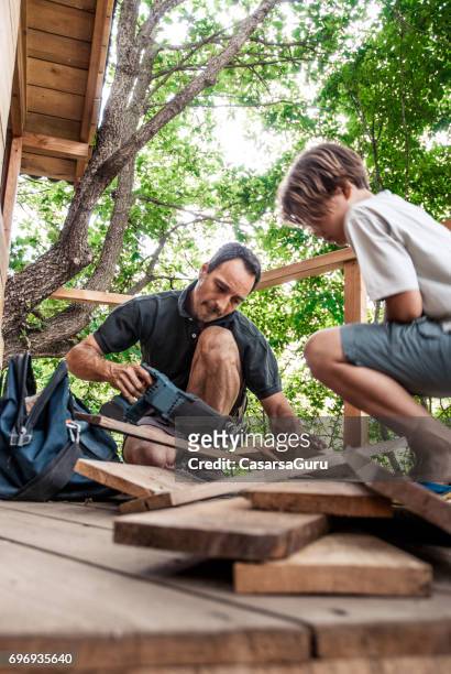 far och son bygga en trädkoja tillsammans - tree house bildbanksfoton och bilder