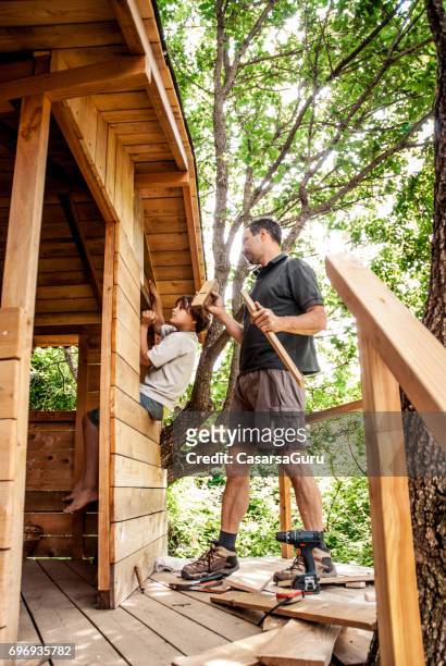 far och son bygga en trädkoja tillsammans - tree house bildbanksfoton och bilder