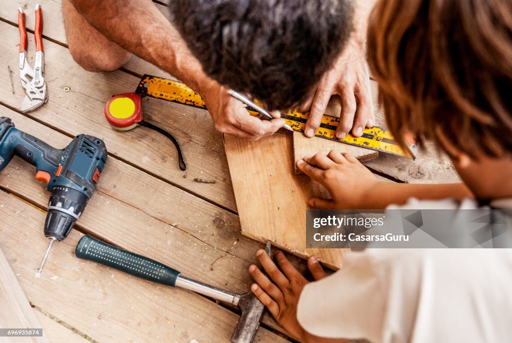 Vater und Sohn gemeinsam ein Baumhaus bauen