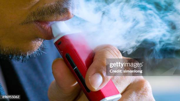 sigaretta elettronica aka electronic cigarette - sigaretta stockfoto's en -beelden