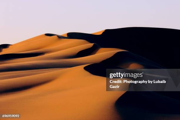the qatari desert - qatar desert foto e immagini stock