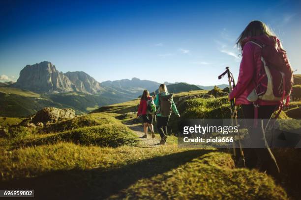 avonturen op de berg: groep vrouwen samen - steil stockfoto's en -beelden