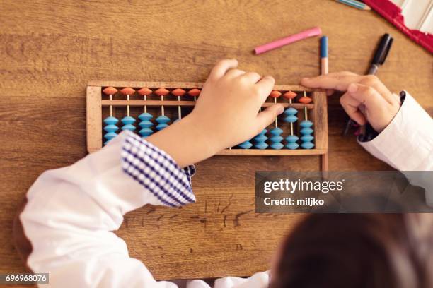 leerlingen van de klasse in de school - abacus stockfoto's en -beelden