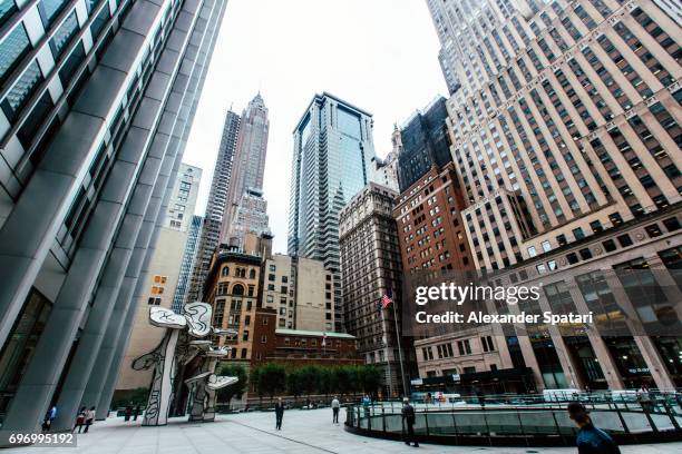 financial district in downtown manhattan, new york city, usa - wall street photos et images de collection