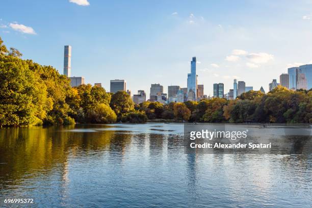 manhattan skyline with lake in the central park, new york, united states - central park bildbanksfoton och bilder