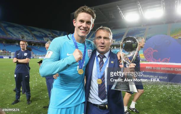 Dean Henderson of England and manager Paul Simpson ceebrate with the trophy after the FIFA U-20 World Cup Korea Republic 2017 Final match between...