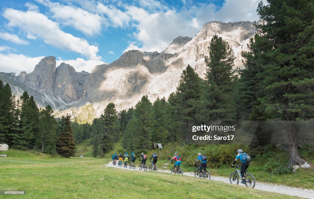 Late middag mountainbiken in dolomiet vallei, Italië