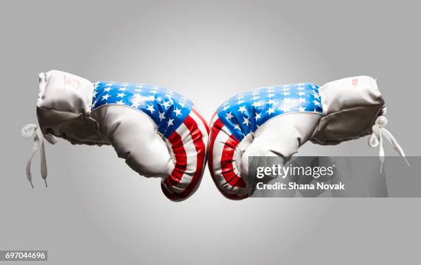 american flag boxing gloves - guante de boxeo fotografías e imágenes de stock