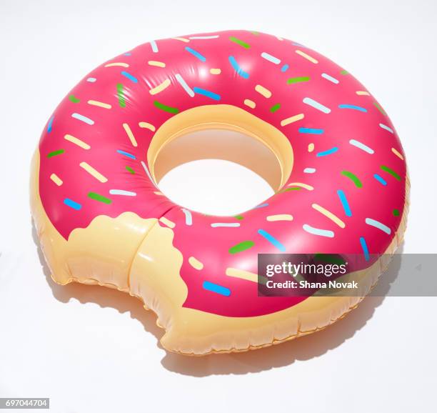 inflatable doughnut - bouée gonflable photos et images de collection