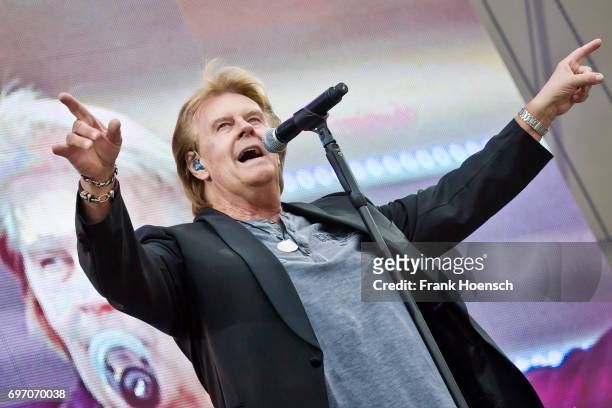Singer Howard Carpendale performs live during the show 'Die Schlagernacht des Jahres' at the Waldbuehne on June 17, 2017 in Berlin, Germany.