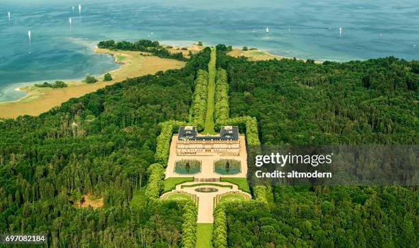 panoramablick auf herrenchiemsee - schloss herrenchiemsee stock-fotos und bilder