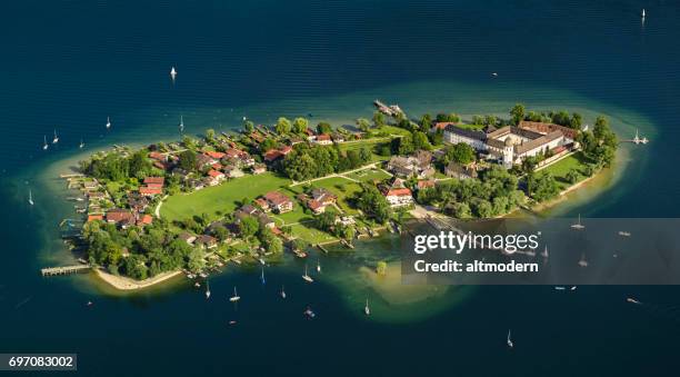 vista aérea fraueninsel chiemsee - lago chiemsee fotografías e imágenes de stock