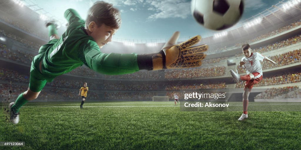 Football Enfants Joueurs De Marquer Un But Le Gardien Essaie De Frapper football-enfants-joueurs-de-marquer-un-but-le-gardien-essaie-de-frapper