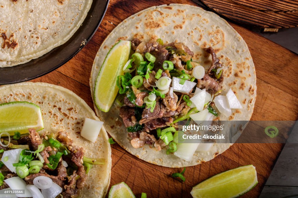 Bulgogi über weißen Mais-Tortilla mit Lauch und Stück Zwiebel