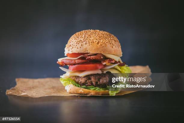 frische leckere burger - bacon cheeseburger stock-fotos und bilder