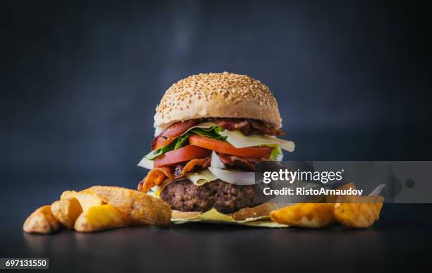 frische leckere burger - bacon cheeseburger stock-fotos und bilder