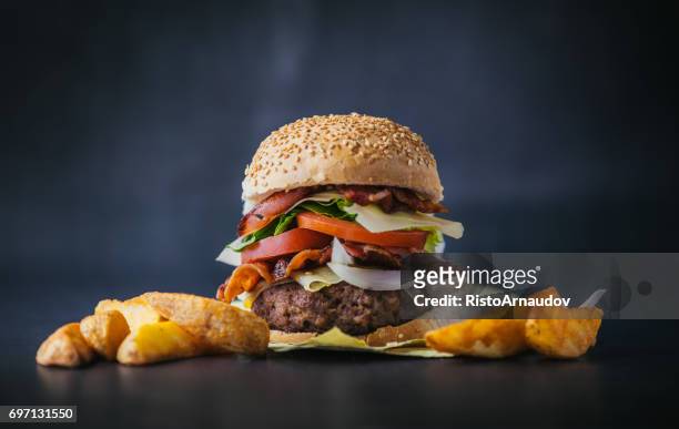 verse, smakelijke hamburger - bacon cheeseburger stockfoto's en -beelden