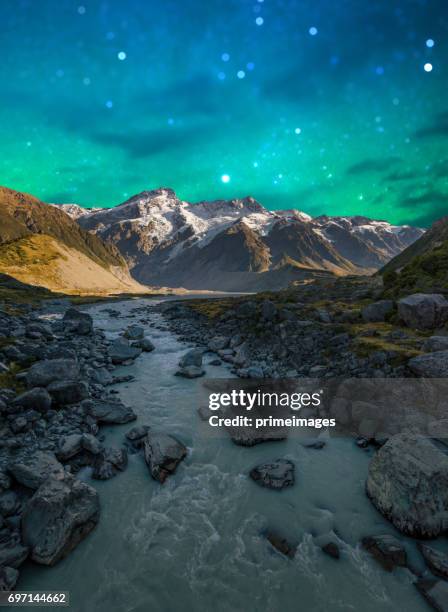 マウント ・ クックの天の川でニュージーランドの風光明媚な山の風景 - southern lights ストックフォトと画像