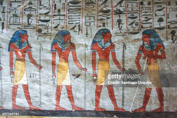 mural in tomb of ramses i - ancient egyptian stock-fotos und bilder