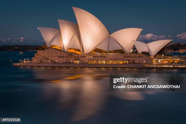 the reflection of the sydney harbour house - chankit angsawothai stockfoto's en -beelden